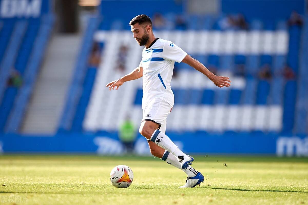 开云权威入口-今晚法甲传出新动向，皇家社会主帅复盘，管理层表态——话题不断，更衣室氛围转暖的简单介绍